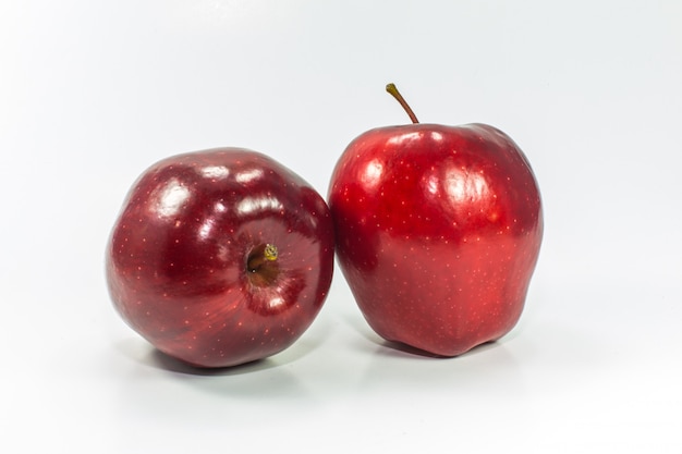 Pommes rouges sur blanc isolé