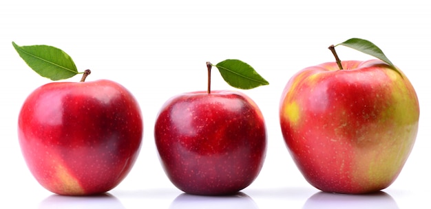 Pommes rouges sur blanc