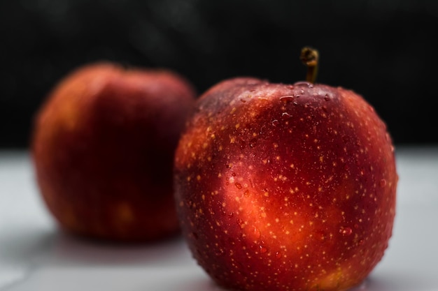 Pommes rouges dans une assiette de gouttes d'eau