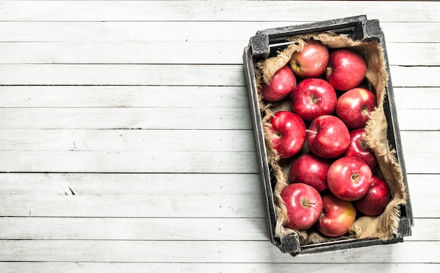 Pommes rouges dans une boîte.