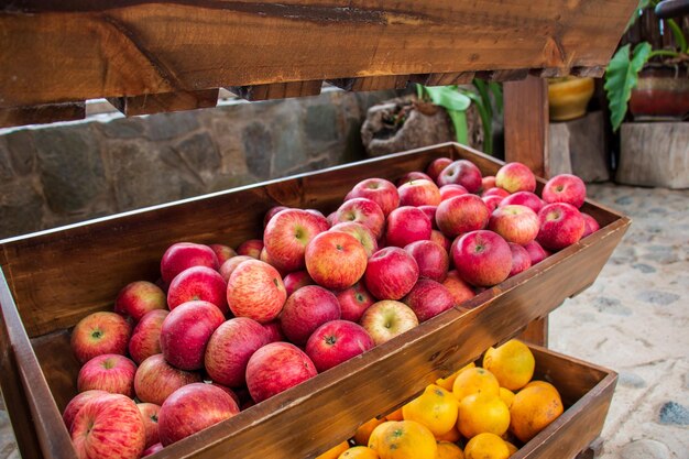 Pommes rouges dans un panier en bois sur un marché