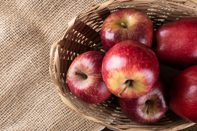 Pommes rouges dans un panier en bois. Vue de dessus.