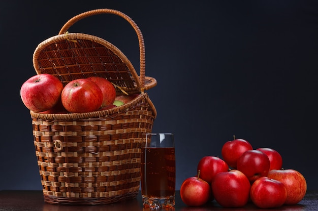 Pommes rouges dans un panier et jus de pomme