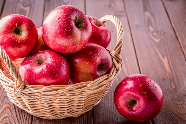 Pommes rouges dans le panier