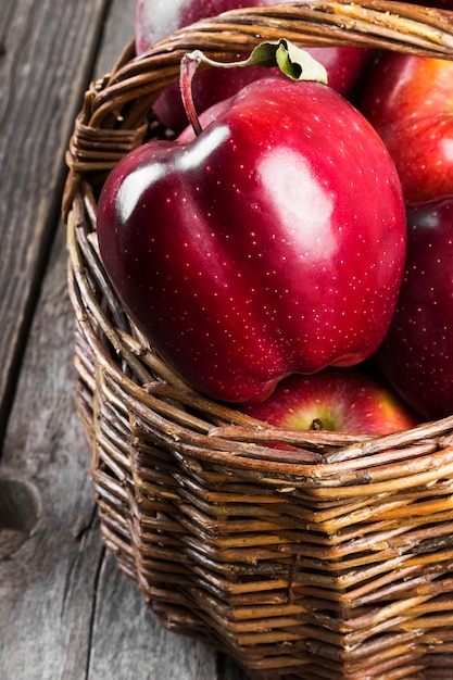 Pommes rouges dans un panier