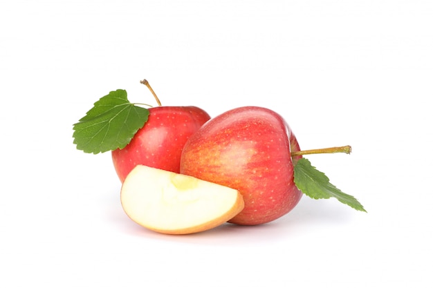 Pommes rouges douces sur tableau blanc