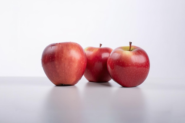 Pommes rouges entières isolées sur fond blanc