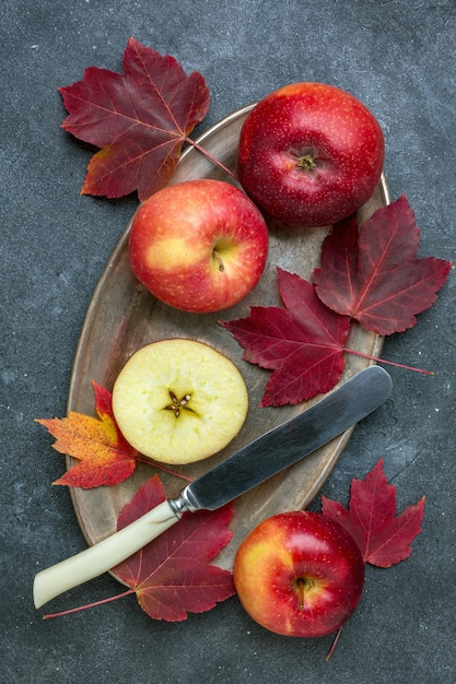 Pommes rouges entières et tranchées