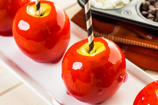 Pommes rouges faites à la main pour Halloween.