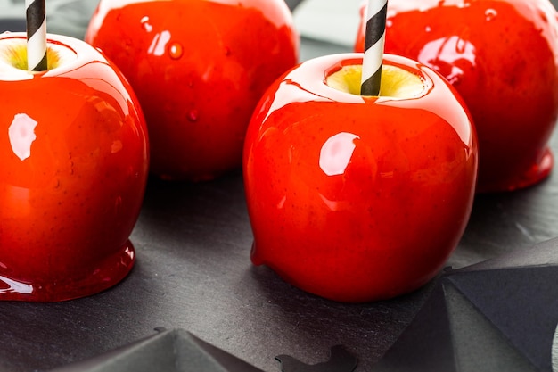 Photo pommes rouges faites à la main pour halloween.