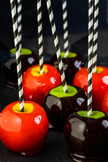 Pommes rouges faites à la main pour Halloween.