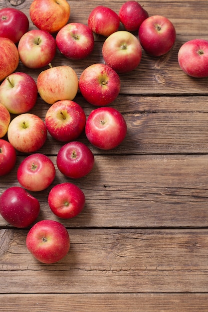 Pommes rouges sur fond de bois ancien