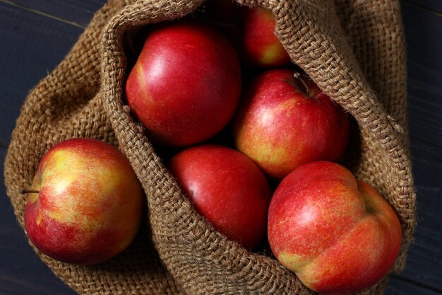 Pommes rouges sur fond de bois foncé