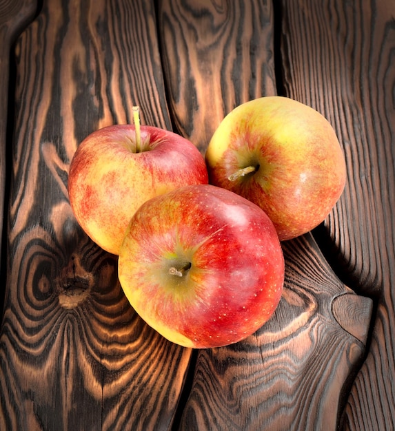 Pommes rouges sur fond de bois