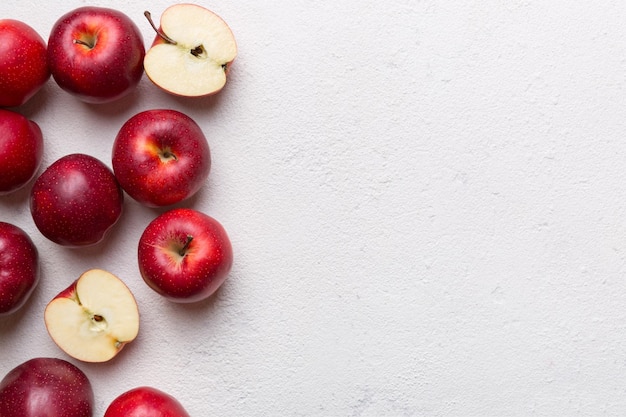 Pommes rouges fraîches avec des feuilles vertes sur une table en bois Sur fond en bois Vue de dessus espace libre pour le texte