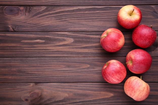 Pommes Rouges Fraîches Sur Fond En Bois