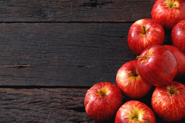 pommes rouges fraîches sur le plancher en bois