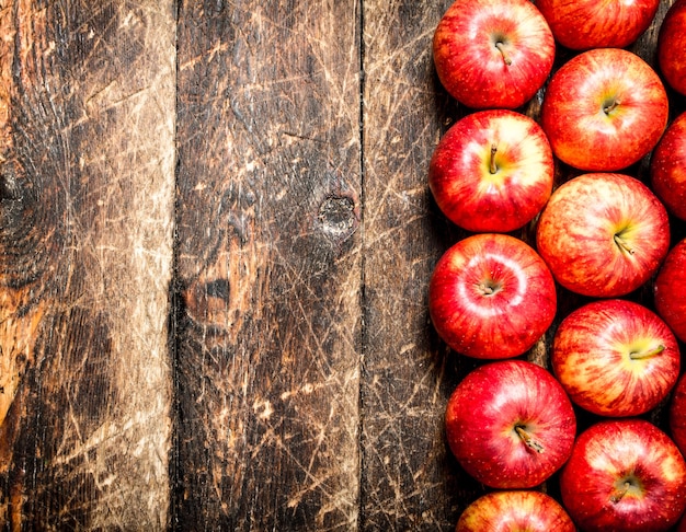 Pommes rouges fraîches. Sur table en bois Vue de dessus.