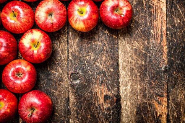 Pommes rouges fraîches. Sur table en bois Vue de dessus.