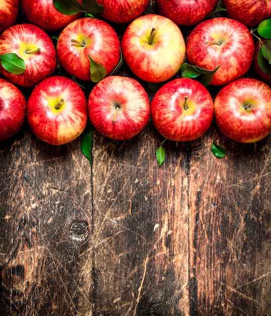 Pommes rouges fraîches sur table en bois