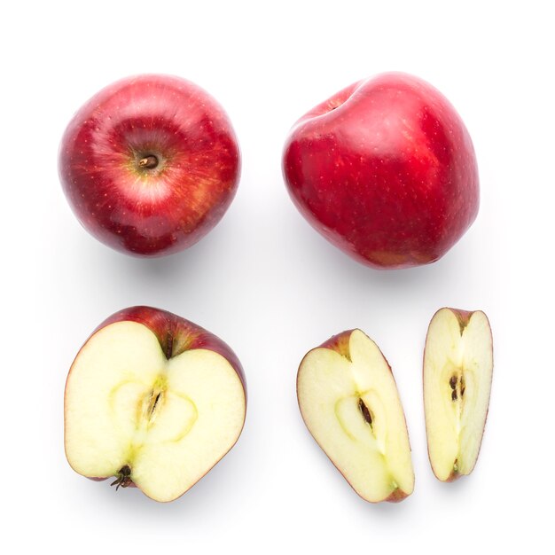 Pommes rouges isolés sur blanc en vue de dessus