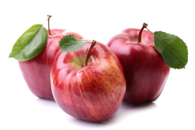 Pommes rouges isolés sur blanc