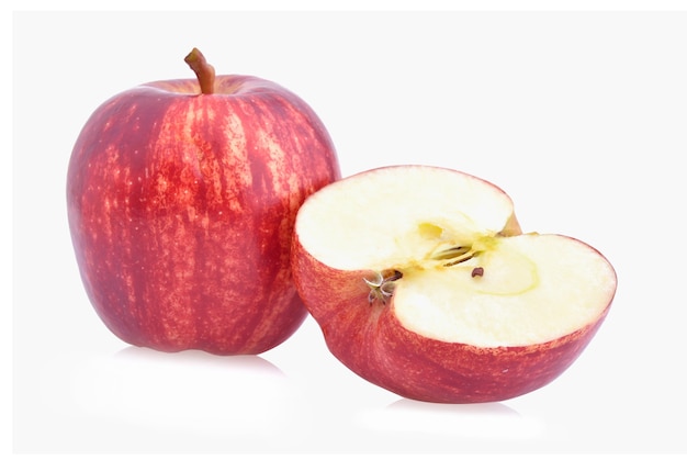 Pommes rouges isolés sur fond blanc