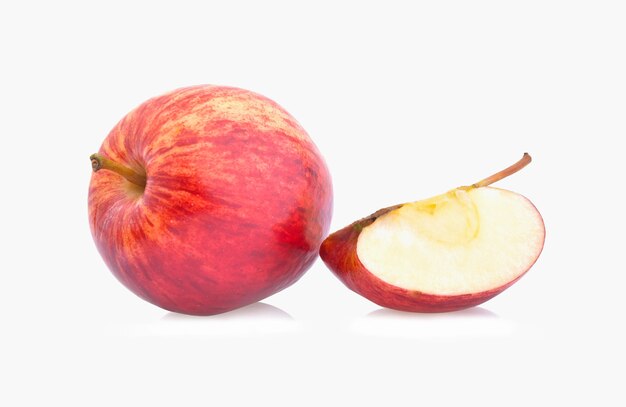 Pommes rouges isolés sur fond blanc