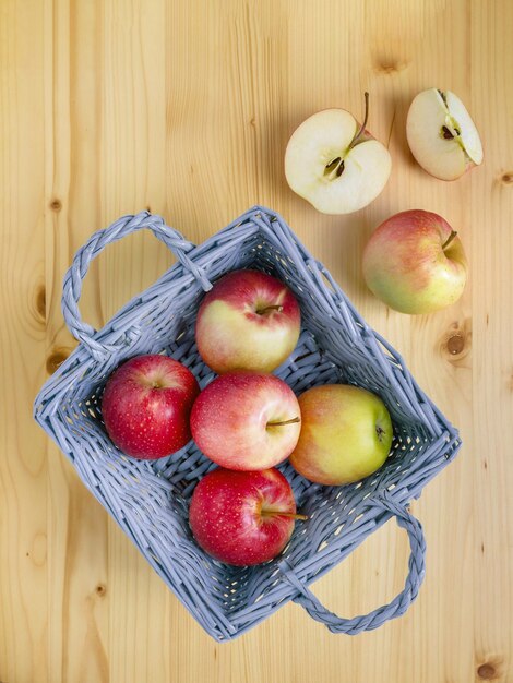 Pommes rouges et jaunes mûres dans un panier