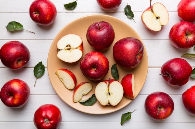 Pommes rouges juteuses dans un bol ou une assiette sur la vue de dessus de table Espace de copie