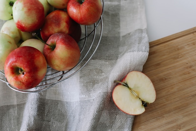 pommes rouges juteuses fraîches sur la vue de dessus de table