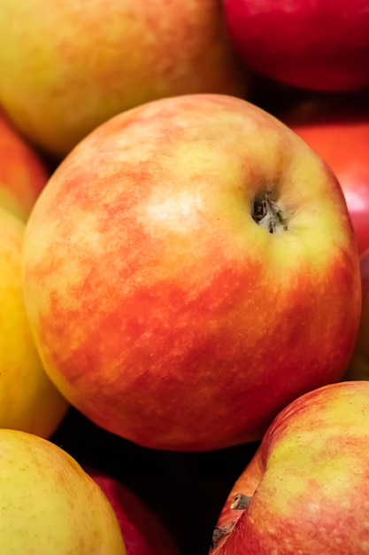 Photo pommes rouges juteuses à un marché de producteurs. les fruits mûrs se bouchent.