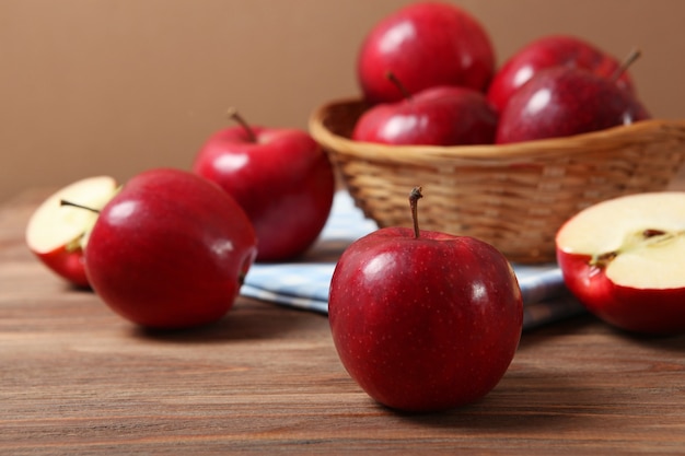 Pommes rouges juteuses mûres sur la table