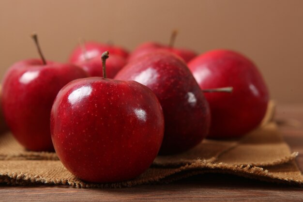 Pommes rouges juteuses mûres sur la table