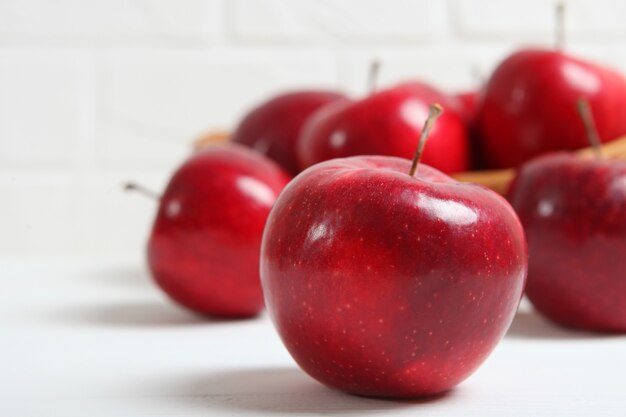 Pommes rouges juteuses mûres sur la table