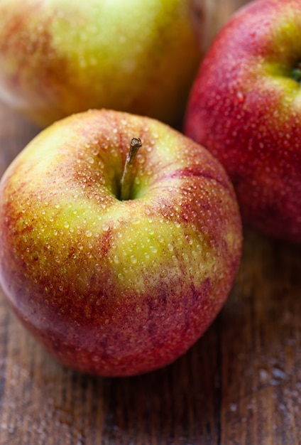 Pommes rouges mûres sur bois