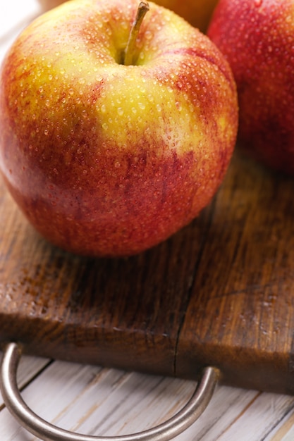 Pommes rouges mûres sur bois