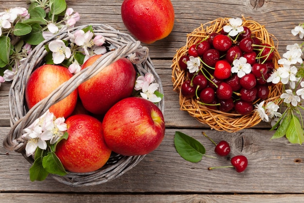 Pommes rouges mûres et cerise