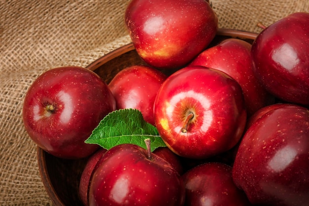 Pommes rouges mûres dans un bol sur la table