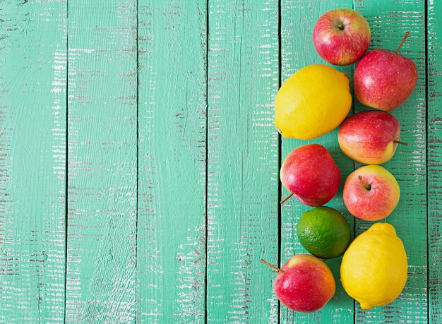 Pommes rouges mûres dans un panier