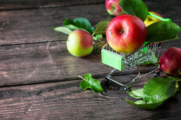 Pommes rouges mûres dans votre panier sur fond de bois Espace de copie