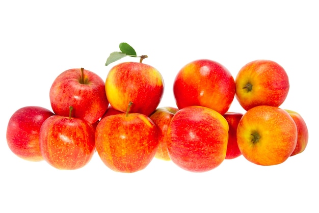 Pommes rouges mûres sur fond blanc