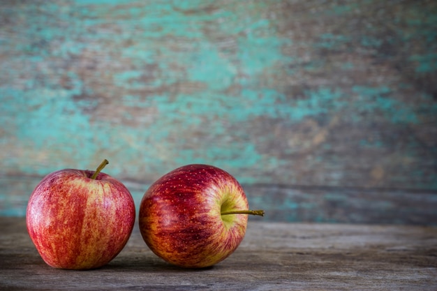 Photo pommes rouges mûres sur fond en bois