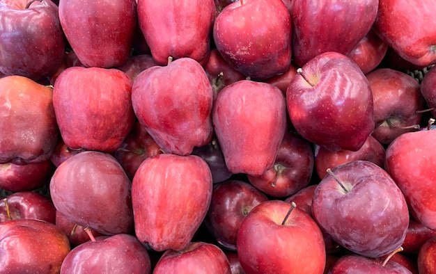 Pommes rouges mûres fraîches pour le fond naturel