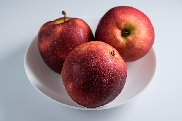 Pommes rouges mûres avec des gouttes d'eau sur un fond sombre