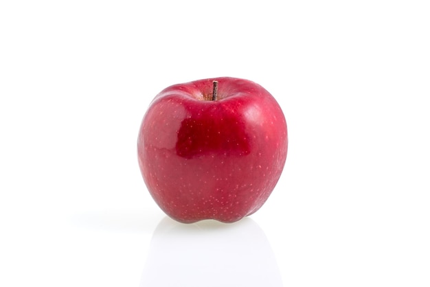 Pommes rouges mûres isolés sur fond blanc