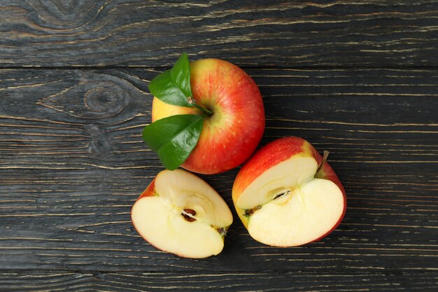 Pommes rouges mûres savoureuses sur table en bois