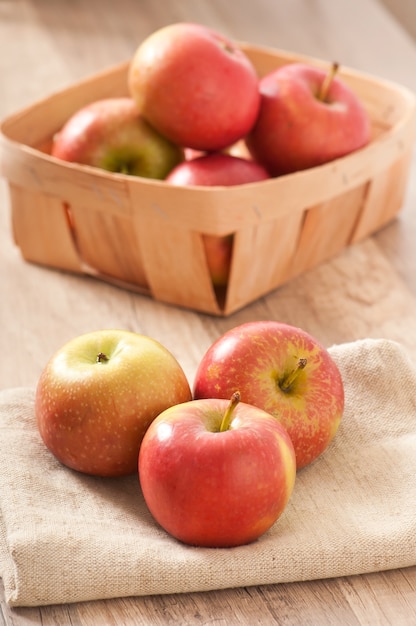 Pommes rouges mûres sur une surface en bois