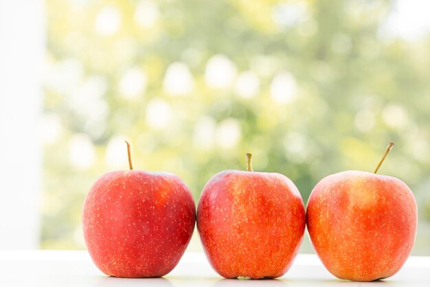 Pommes rouges mûres avec tranche de pomme isolées sur fond vert nature