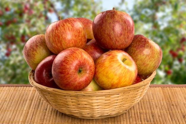 pommes rouges sur une surface en bois. Fruits frais